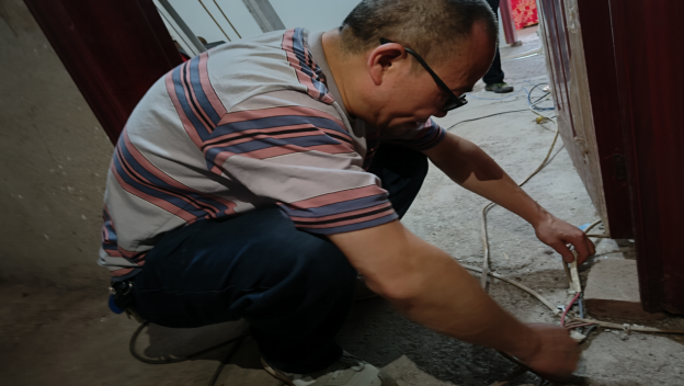 三下鄉(xiāng)“維修家電”實(shí)踐主題|畢節(jié)工業(yè)職業(yè)技術(shù)學(xué)院  “星與心源”暑假社會(huì)實(shí)踐團(tuán)隊(duì)開(kāi)展“上門(mén)為百姓服務(wù)”主題活動(dòng)