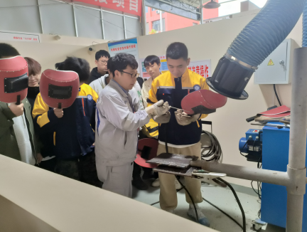 ?大國工匠進校園，一對一技能傳授 