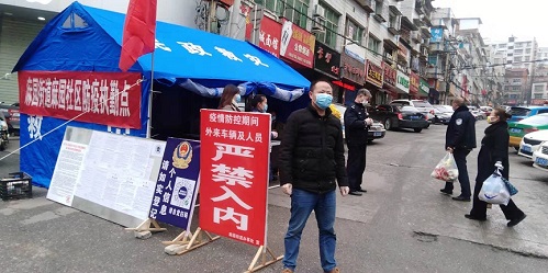 在逆境中前行，筑牢疫情防線 讓黨旗在防控疫情一線高高飄揚(yáng)