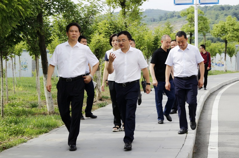 畢節(jié)市市委副書記、市長(zhǎng)張集智一行到 畢節(jié)工業(yè)職業(yè)技術(shù)學(xué)院調(diào)研