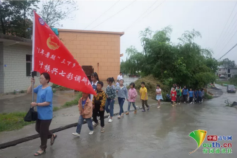 暑假期間，這群孩子因幫助村民辦實(shí)事成為了“網(wǎng)紅”