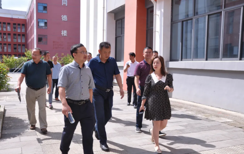 李涌、邱國(guó)援帶隊(duì)檢查技能大賽承辦項(xiàng)目準(zhǔn)備情況