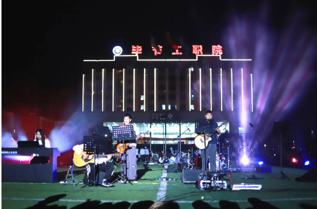 音樂盛宴雖落幕 奮斗青春不散場——一場不容錯(cuò)過的迎新草地音樂會(huì)