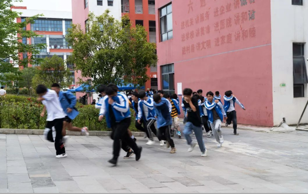 畢節(jié)工業(yè)職業(yè)技術(shù)學(xué)院舉行安全疏散演練、滅火演練及消防科普活動