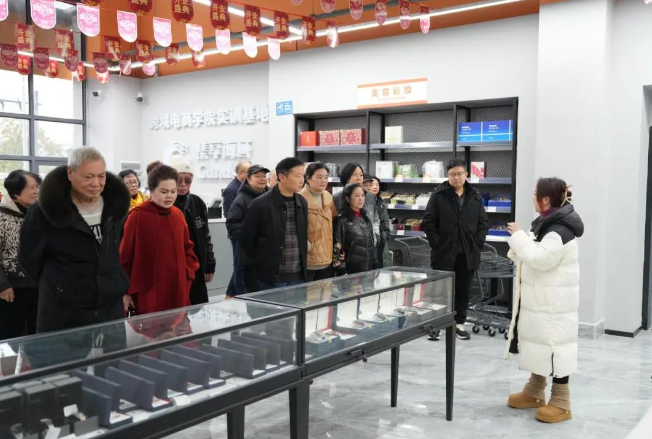 憶崢嶸歲月 話今朝發(fā)展——學院召開退休干部、教職工座談會