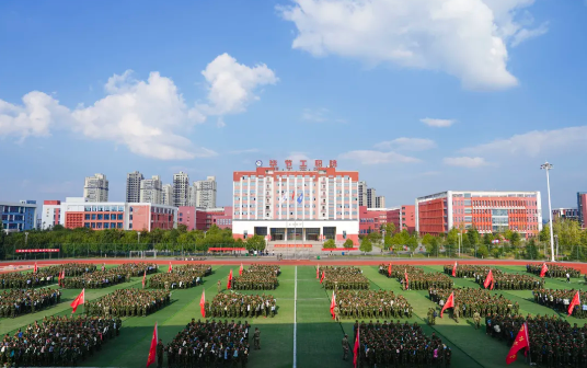 畢節(jié)工業(yè)職業(yè)技術學院2024級新生軍訓拉練紀實