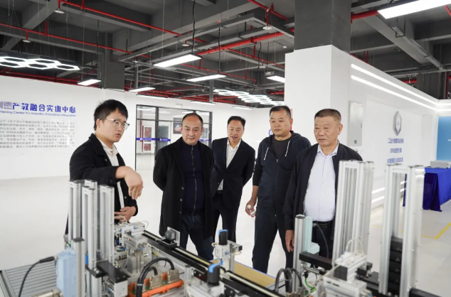 貴州省人民政府督學、省教育廳中小學名師名校長培養(yǎng)管理辦公室主任謝笠率隊到我院考察調(diào)研職普融通工作