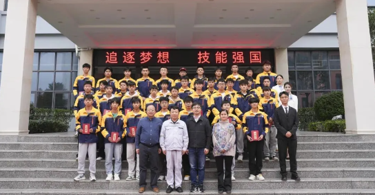 畢節(jié)工業(yè)職業(yè)技術學院舉辦“勞模工匠進校園，匠心傳承育未來”系列活動